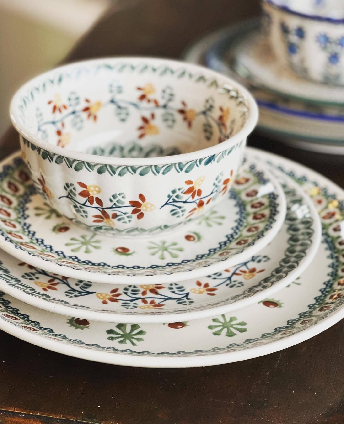 Bowl, Round, 5.5" in "Floral Swirl" by Manufaktura | M083U-BL01 - Image 2