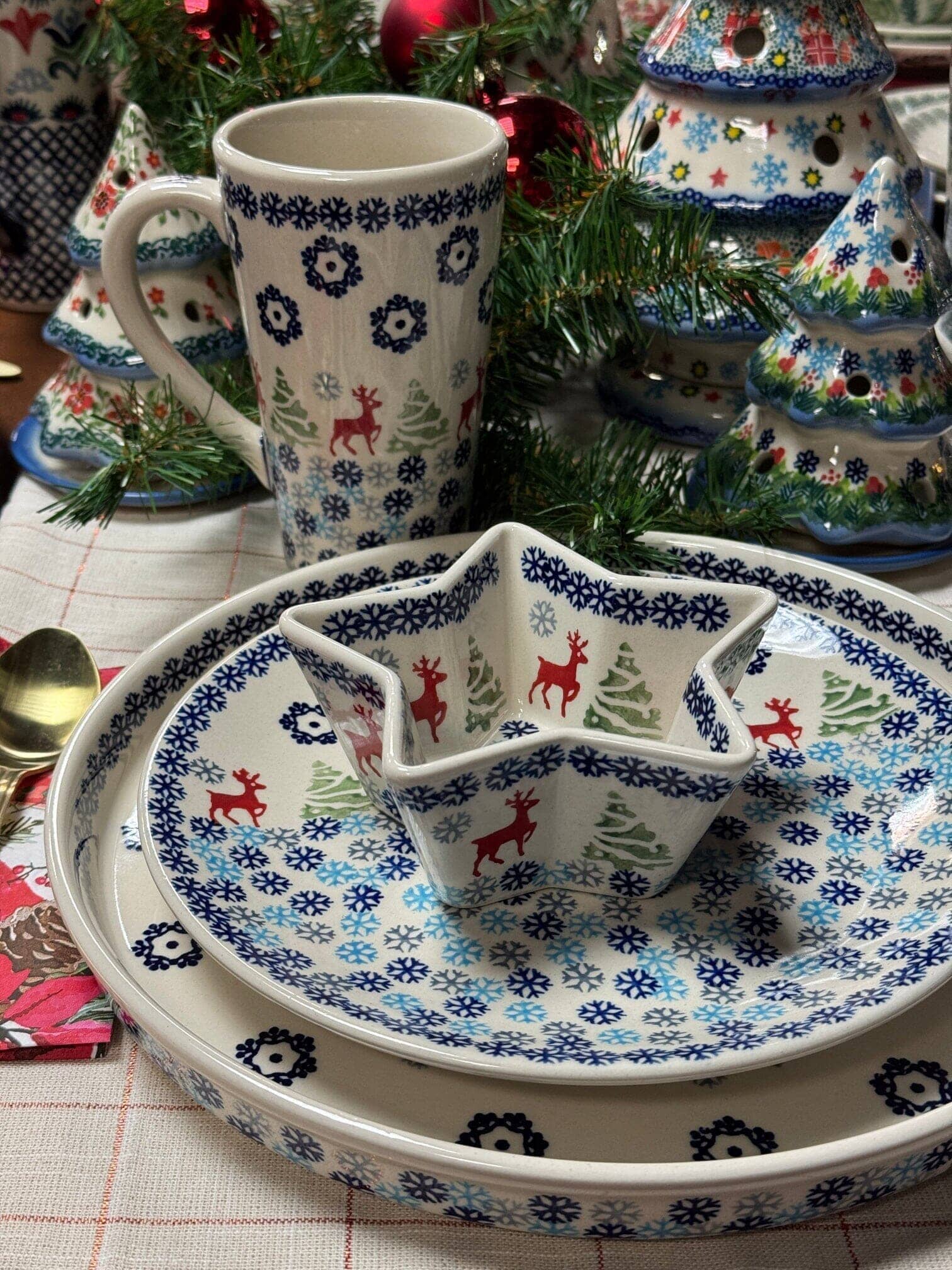 Bowl, Star-Shaped, Small in "Bold Red Blossoms" by Manufaktura | M046U-P217 - Image 2