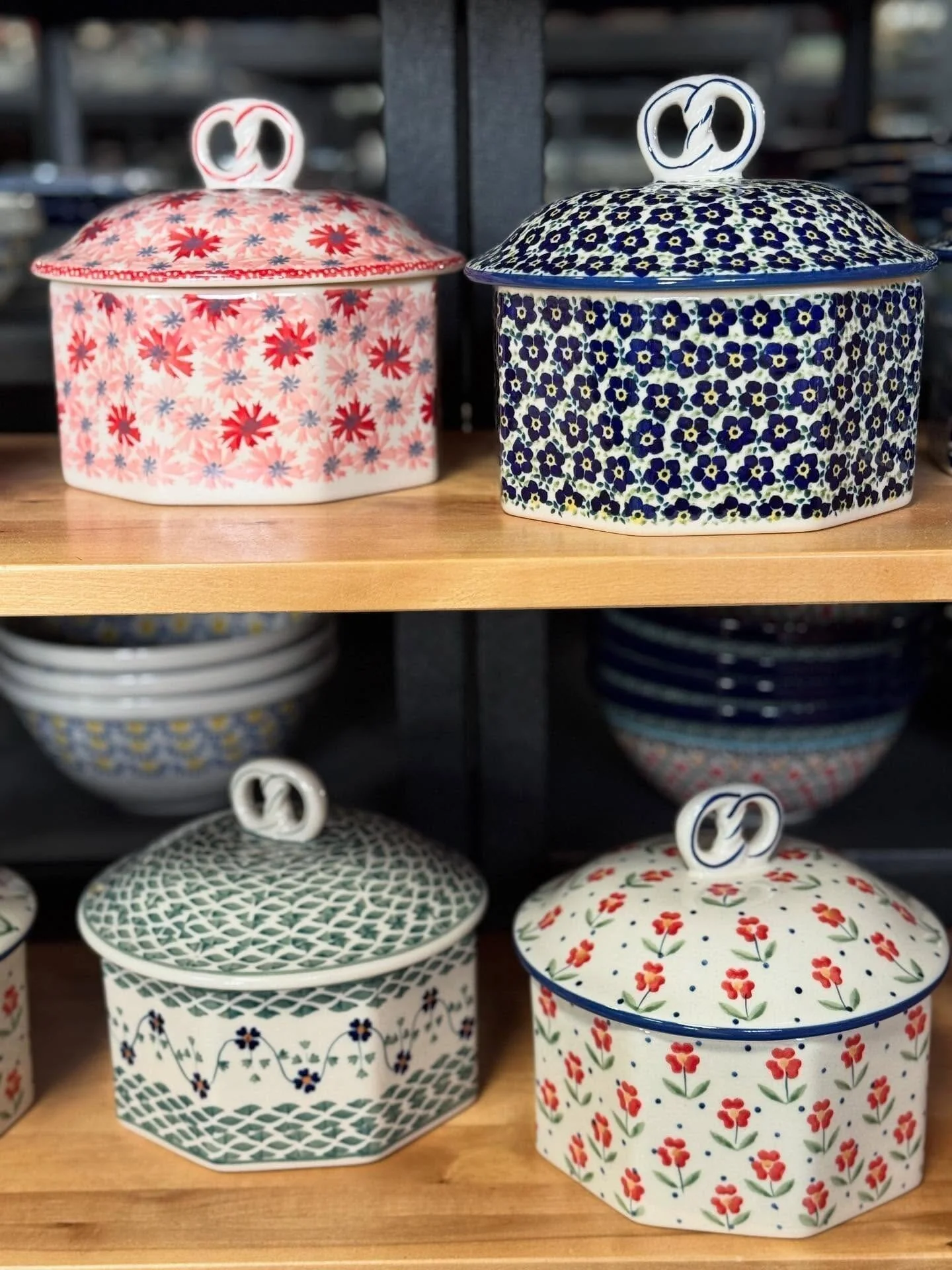 Box, Large Pretzel, 7" in "Floral Revival Blue" by Manufaktura | P108U-MKOB - Image 2